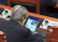 Video-lajm: Berisha bën “scroll” për lajmet e Daily Mail nga Kuvendi, duke kaluar nga Melania te Trump.