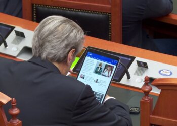Video-lajm: Berisha bën “scroll” për lajmet e Daily Mail nga Kuvendi, duke kaluar nga Melania te Trump.