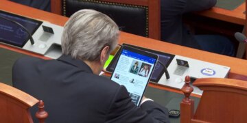 Video-lajm: Berisha bën “scroll” për lajmet e Daily Mail nga Kuvendi, duke kaluar nga Melania te Trump.