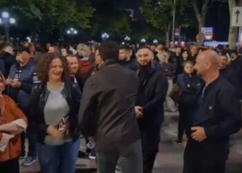 Video-lajm/ Partia Demokratike thërret protestë, familja e Berishës ndjek demonstratën nga afër