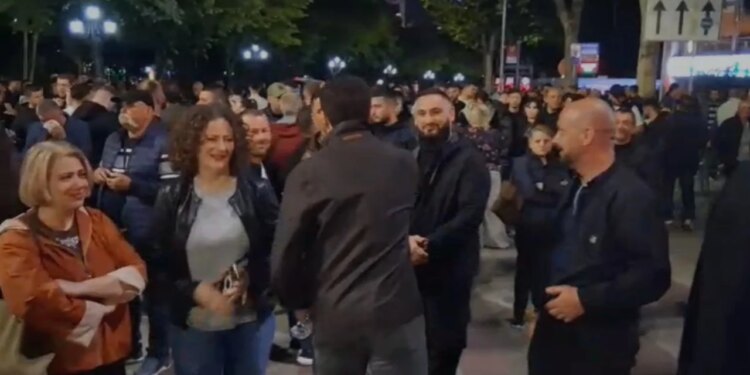 Video-lajm/ Partia Demokratike thërret protestë, familja e Berishës ndjek demonstratën nga afër