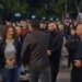 Video-lajm/ Partia Demokratike thërret protestë, familja e Berishës ndjek demonstratën nga afër