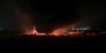 Vijojnë flakët nga djegia e gomave në brigjet e lumit Mat, era e fortë rëndon situatën