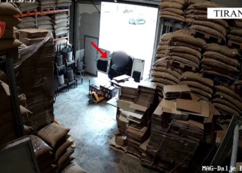 Vodhën dhe shitën 40 ton kafe te magazina ku punonin; arrestohen dy persona, procedohet shpërndarësi
