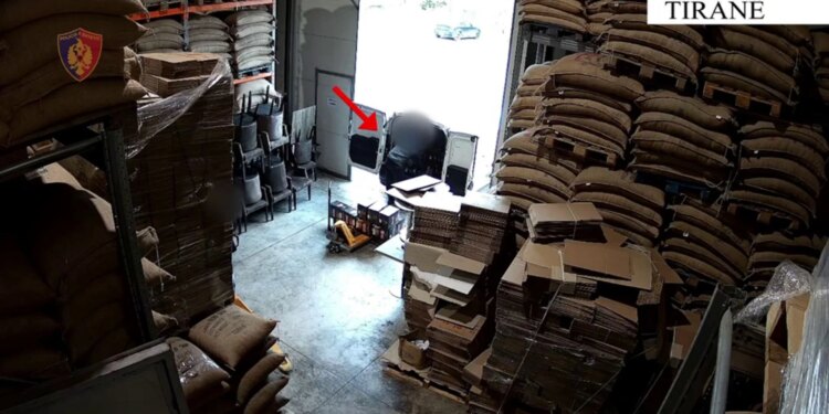 Vodhën dhe shitën 40 ton kafe te magazina ku punonin; arrestohen dy persona, procedohet shpërndarësi