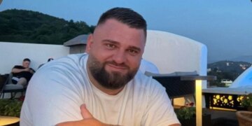 Vrasja e 30-vjeçarit në Memamliaj: Seanca nisi 20 minuta me vonesë, arrest në shtëpi për dy të arrestuarit