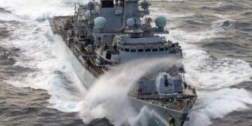 Zbulohet pranë tubacioneve nënujore në Mbretërinë e Bashkuar një grup prej tre nëndetësesh ruse, deklaron sekretari i Mbrojtjes: Do të ketë pasoja nëse…