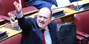 Zëvendësministri grek jep dorëheqjen pas skandalit për mbajtjen e posteve të larta pa diplomë universitare