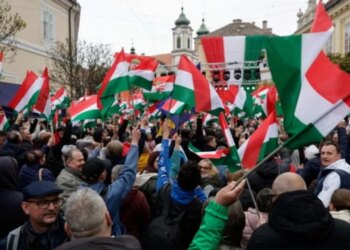 Zgjedhjet në Hungari: Orbán dhe Magyar shkëmbejnë akuza për bashkëpunim me të huajt në fund të fushatës