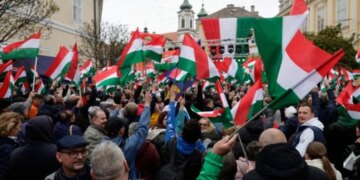 Zgjedhjet në Hungari: Orbán dhe Magyar shkëmbejnë akuza për bashkëpunim me të huajt në fund të fushatës