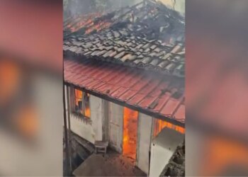 Zjarr i dyshuar i qëllimshëm në shtëpi private në qendër të Elbasanit, ndërhyjnë zjarrfikësit