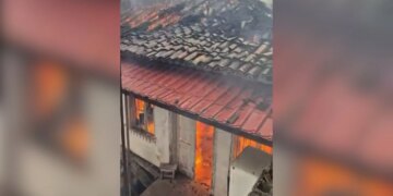 Zjarr i dyshuar i qëllimshëm në shtëpi private në qendër të Elbasanit, ndërhyjnë zjarrfikësit