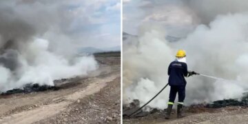 Zjarr i madh buzë lumit Shkumbin pas djegies së gomave, tymi mbulon zonën