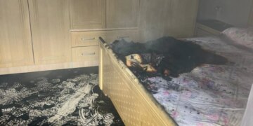 Zjarr i madh në apartamentin e Lushnjës, dyshohet se u shkaktua nga pronari