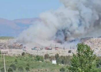 Zjarr i madh në landfillin e Bushatit përfshin venddepozitimin e mbetjeve, në terren 6 mjete zjarrfikëse