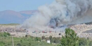 Zjarr i madh në landfillin e Bushatit përfshin venddepozitimin e mbetjeve, në terren 6 mjete zjarrfikëse