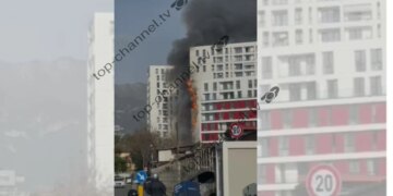 Zjarr në kompleksin e banimit përballë “Nënë Terezës”, flakët përfshijnë fasadën e pallatit, zjarrfikëset në vend.