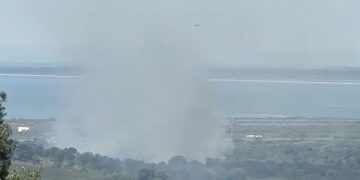 Zjarr në ullishtet e Panajasë me përmasa të mëdha, era e fortë përhap shpejt flakët