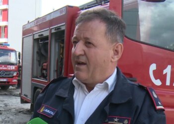 Zjarrfikësi tregon për shpëtimin e të moshuarës me probleme zemre: Si e binda të largohej nga banesa