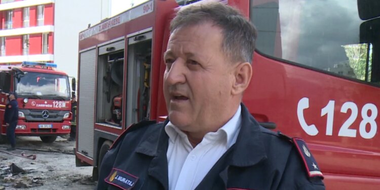 Zjarrfikësi tregon për shpëtimin e të moshuarës me probleme zemre: Si e binda të largohej nga banesa