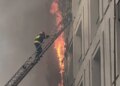 Zjarri masiv në Tiranë/ Zjarrfikësit përpiqen të shuajnë flakët duke u ngjitur me shkallë pranë ballkoneve