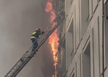 Zjarri masiv në Tiranë/ Zjarrfikësit përpiqen të shuajnë flakët duke u ngjitur me shkallë pranë ballkoneve