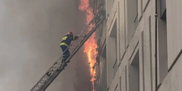 Zjarri masiv në Tiranë/ Zjarrfikësit përpiqen të shuajnë flakët duke u ngjitur me shkallë pranë ballkoneve