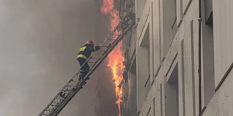 Zjarri masiv në Tiranë/ Zjarrfikësit përpiqen të shuajnë flakët duke u ngjitur me shkallë pranë ballkoneve