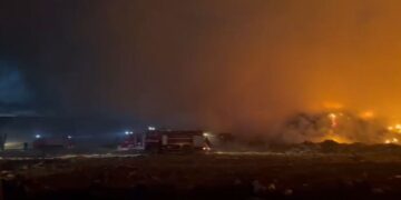 Zjarri në landfillin e Bushatit ende aktiv, forca nga Lezha, Tirana dhe Kamza u bashkohen zjarrfikësve të Shkodrës