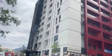 Zjarri në pallatin afër QSUT, qytetarët e asfiksuar nga tymi dalin nga spitali