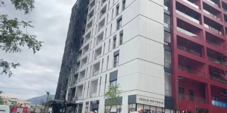 Zjarri në pallatin afër QSUT, qytetarët e asfiksuar nga tymi dalin nga spitali