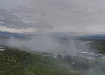 Zjarri riaktivizohet në landfillin e Bushatit, reshjet e shiut nuk i shuan flakët në venddepozitimin e mbetjeve