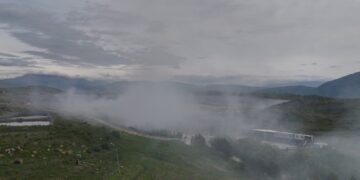 Zjarri riaktivizohet në landfillin e Bushatit, reshjet e shiut nuk i shuan flakët në venddepozitimin e mbetjeve