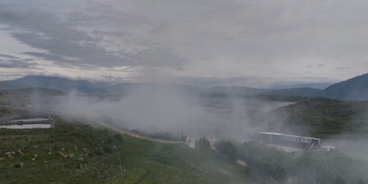 Zjarri riaktivizohet në landfillin e Bushatit, reshjet e shiut nuk i shuan flakët në venddepozitimin e mbetjeve