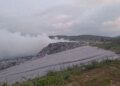 Zjarri vazhdon në landfillin e Bushatit, tymi mbulon zonën e venddepozitimit të mbetjeve