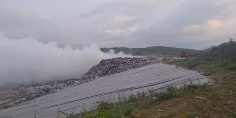 Zjarri vazhdon në landfillin e Bushatit, tymi mbulon zonën e venddepozitimit të mbetjeve