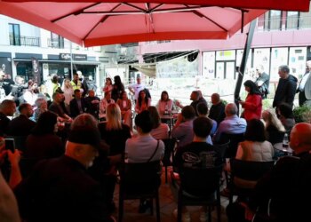 Zv.kryeministrja Koçiu ballafaqohet me banorët e prekur nga zjarri pranë QSUT: Fatkeqësia na dha mësim, do masa konkrete