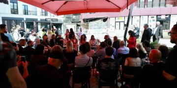 Zv.kryeministrja Koçiu ballafaqohet me banorët e prekur nga zjarri pranë QSUT: Fatkeqësia na dha mësim, do masa konkrete