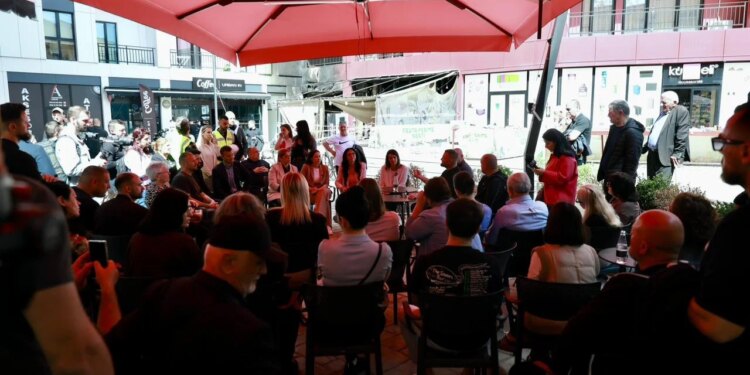 Zv.kryeministrja Koçiu ballafaqohet me banorët e prekur nga zjarri pranë QSUT: Fatkeqësia na dha mësim, do masa konkrete