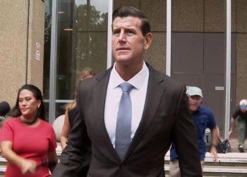 ‘I njohur si hero në atdheun e tij’, veterani australian arrestohet për krime lufte në Afganistan.