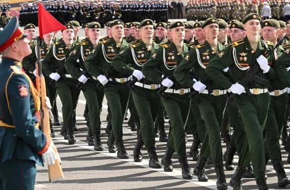 Rusia feston Ditën e Fitores me ceremoni 46-minutëshe; Putini mban fjalimin më të shkurtër: luftëtarët vendosin fatin
