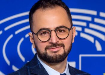 Rishkruaj titullin më poshtë duke ruajtur kuptimin e saktë. Rregulla: - Ruaj gjuhën origjinale. Mos e përkthe. - Mos shto informacion të ri. - Mos shto komente apo interpretime. - Mos e zgjat më shumë se 15–18 fjalë. - Mos përdor fraza sensacionale nëse nuk janë në origjinal. - Jep vetëm titullin e ri, pa thonjëza dhe pa tekst shtesë. :Shqiptari i ndaluar nga autoritetet izraelite, Avokati i Popullit kërkon garanci për Baki Goxhajn