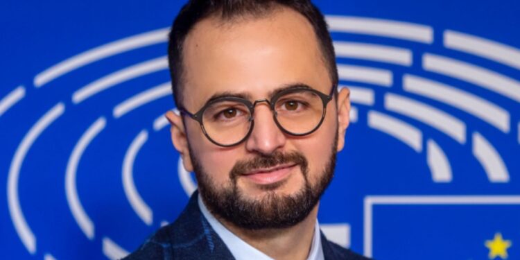 Rishkruaj titullin më poshtë duke ruajtur kuptimin e saktë. Rregulla: - Ruaj gjuhën origjinale. Mos e përkthe. - Mos shto informacion të ri. - Mos shto komente apo interpretime. - Mos e zgjat më shumë se 15–18 fjalë. - Mos përdor fraza sensacionale nëse nuk janë në origjinal. - Jep vetëm titullin e ri, pa thonjëza dhe pa tekst shtesë. :Shqiptari i ndaluar nga autoritetet izraelite, Avokati i Popullit kërkon garanci për Baki Goxhajn