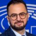 Rishkruaj titullin më poshtë duke ruajtur kuptimin e saktë. Rregulla: - Ruaj gjuhën origjinale. Mos e përkthe. - Mos shto informacion të ri. - Mos shto komente apo interpretime. - Mos e zgjat më shumë se 15–18 fjalë. - Mos përdor fraza sensacionale nëse nuk janë në origjinal. - Jep vetëm titullin e ri, pa thonjëza dhe pa tekst shtesë. :Shqiptari i ndaluar nga autoritetet izraelite, Avokati i Popullit kërkon garanci për Baki Goxhajn