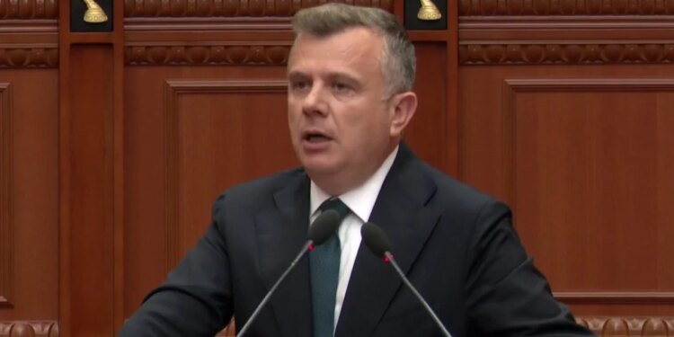 Rishkruaj titullin më poshtë duke ruajtur kuptimin e saktë. Rregulla: - Ruaj gjuhën origjinale. Mos e përkthe. - Mos shto informacion të ri. - Mos shto komente apo interpretime. - Mos e zgjat më shumë se 15–18 fjalë. - Mos përdor fraza sensacionale nëse nuk janë në origjinal. - Jep vetëm titullin e ri, pa thonjëza dhe pa tekst shtesë. :Drita jeshile nga BE për miratimin e IBAR, Balla: Deri në dhjetor 2027 duhet të mbyllim marrëveshjen e anëtarësimit, jemi brenda kalendarit të dakordësuar me Brukselin