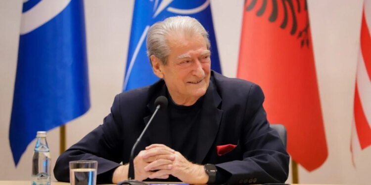 Rishkruaj titullin më poshtë duke ruajtur kuptimin e saktë. Rregulla: - Ruaj gjuhën origjinale. Mos e përkthe. - Mos shto informacion të ri. - Mos shto komente apo interpretime. - Mos e zgjat më shumë se 15–18 fjalë. - Mos përdor fraza sensacionale nëse nuk janë në origjinal. - Jep vetëm titullin e ri, pa thonjëza dhe pa tekst shtesë. :BE miraton raportin e IBAR në Bruksel, Berisha: Drafti i shkurtit u bë nga lobingjet, në maj nxorën problemet e regjimit të Ramës