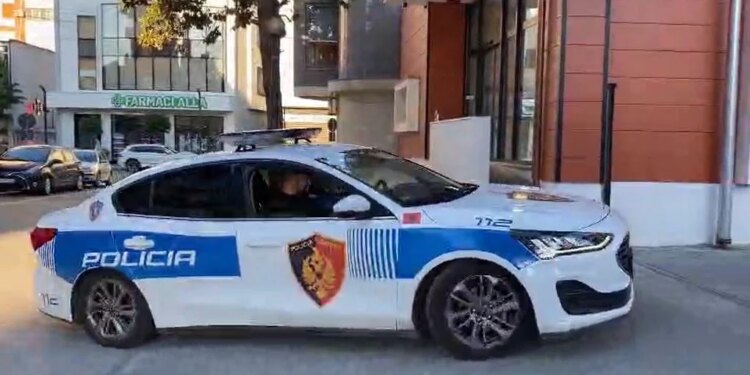 500 euro ose do të publikojmë videot intime, shantazhet 35-vjeçarja në Tiranë; arrestohet i mituri