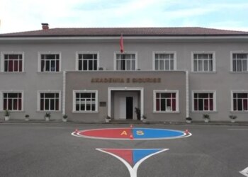 56 studentë me helmim ushqimi; AKU kontrollon Akademinë e Policisë dhe vendin e prodhimit, merren analiza të produkteve