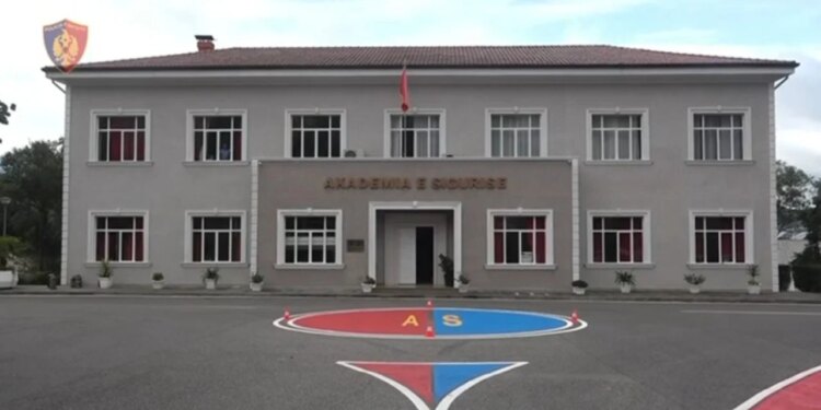 56 studentë me helmim ushqimi; AKU kontrollon Akademinë e Policisë dhe vendin e prodhimit, merren analiza të produkteve