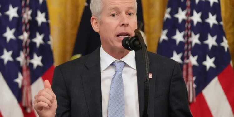 Administrata amerikane kërkon masa për të ulur çmimet e benzinës: Mund të pezullojmë taksën federale për karburantin